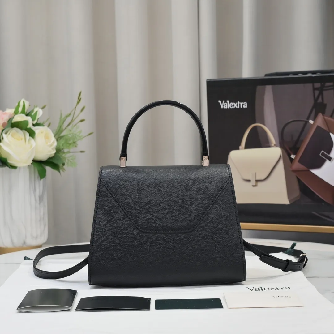 Valextra, the name of Italy's beloved horse, Iside is Val. One of extra's most iconic designs. There is no obvious logo, but the simple collective line design is very recognizable, full of architectural art, and shows a capable and intellectual style. It is made of imported palm-print lining cowhide, with up to five stitches of handwork, and the shiny oil edges test the skill of the craftsman. Small size: 22cm model 6627-1#